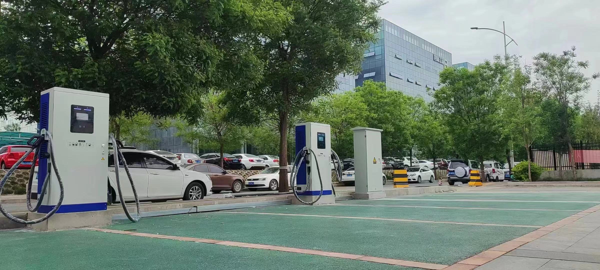 深圳青源新能源电动汽车充电桩厂家合作客户案例：新能源汽车产业项目部充电桩案例