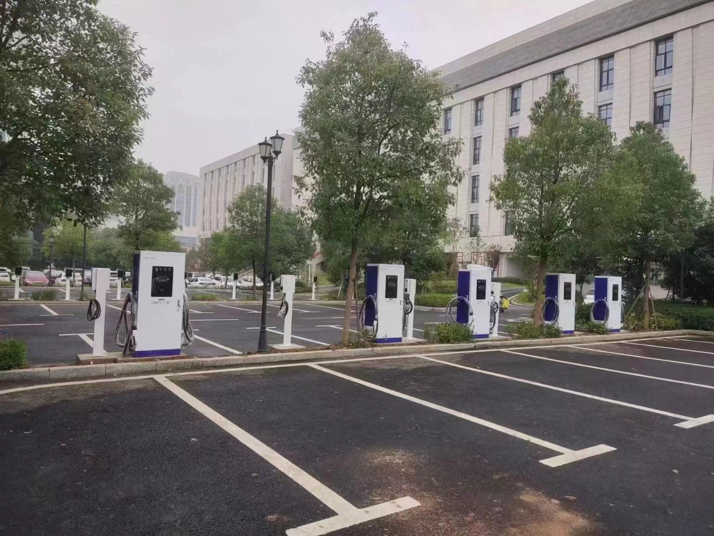 深圳青源新能源电动汽车充电桩厂家合作客户案例：商贸中心充电桩应用案例